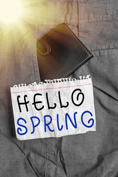 Hello Spring 'i gösteren bir not yazıyorum. Taze bitkiler ve çiçek mevsimi için fotoğraf sergisi. Pantolon cebindeki küçük cüzdan nota kağıdının yanında.. — Stok fotoğraf