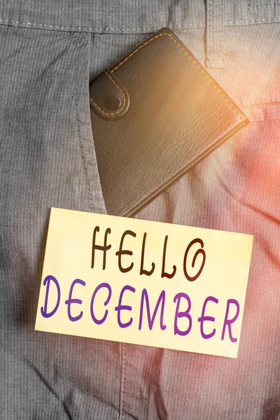 Nota de redação mostrando Olá Dezembro. Foto de negócios mostrando saudação usada ao receber o décimo segundo mês do ano Carteira pequena dentro do bolso frontal da calça perto do papel de notação . — Fotografia de Stock
