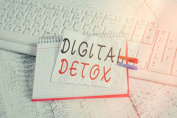 Teks tulisan tangan Digital Detox. Konsep yang berarti Larangan penggunaan perangkat elektronik dan digital Buku catatan kertas pengingat jepitan penutup lembaran putih kertas jepit kayu papan ketik putih. — Stok Foto