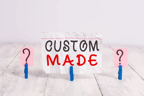 Scrittura concettuale a mano che mostra Custom Made. Business foto in mostra un oggetto individualizzato costruito sul consumatore s è specifiche foglio di sgretolamento con graffette poste sul legno — Foto Stock