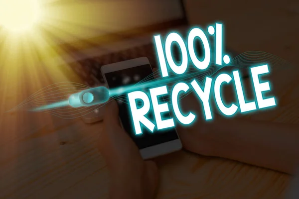 Textzeichen mit 100 Prozent Recycling. Konzeptfotoset aus biologisch abbaubarem, BPA-freiem und kompostierbarem Recyclingmaterial. — Stockfoto