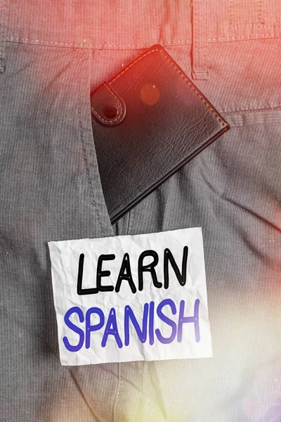 İspanyolca Öğren 'i gösteren metin işareti. İspanya 'nın ulusal dilini konuşmak ve yazı yazmak için kullanılan kavramsal fotoğraf. İnsan pantolonu içindeki küçük cüzdan. Not kağıdının yanındaki cebinde.. — Stok fotoğraf