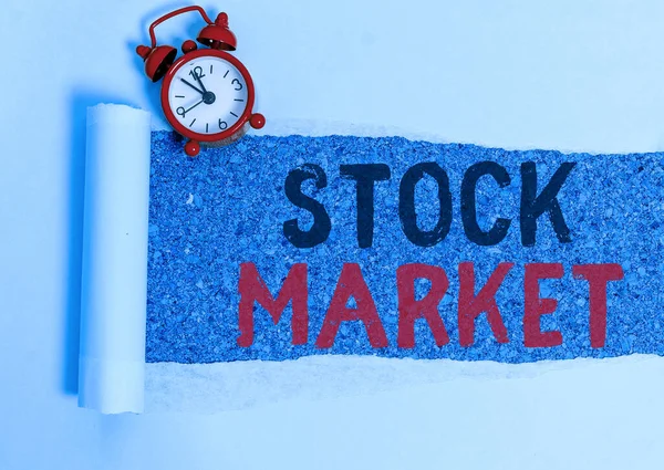 Sinal de texto mostrando Stock Market. Foto conceitual negociação forex para investimento financeiro e tendências da economia . — Fotografia de Stock