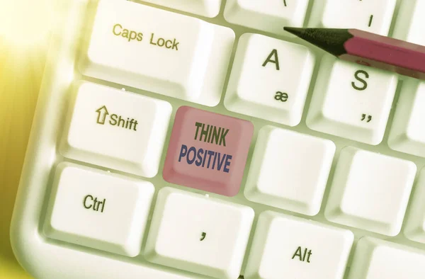 Sinal de texto mostrando Think Positive. Foto conceitual criando pensamentos que incentivam e ajudam a recarregar um indivíduo . — Fotografia de Stock