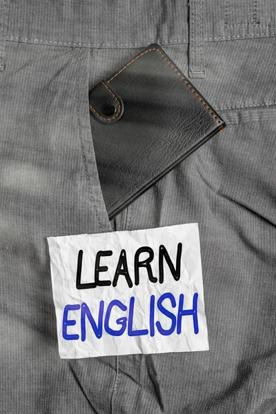 Signo de texto que muestra Aprender inglés. Foto conceptual para entrenar a escribir y hablar, centrándose en el lenguaje global Pequeña billetera dentro de los pantalones de hombre bolsillo delantero cerca del papel de notación . —  Fotos de Stock