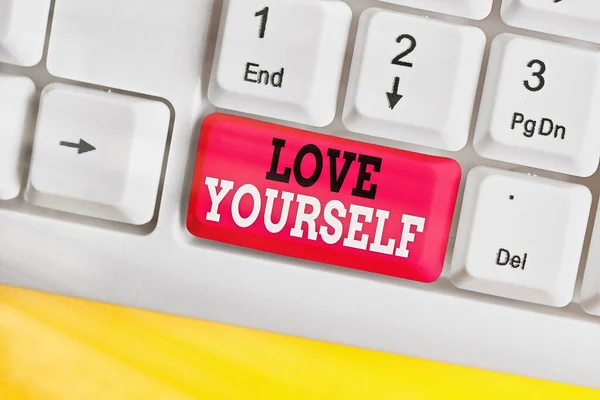 Texte montrant Love Yourself. Photo conceptuelle acceptant l'aspect global de nous-mêmes et ayant le respect de soi . — Photo