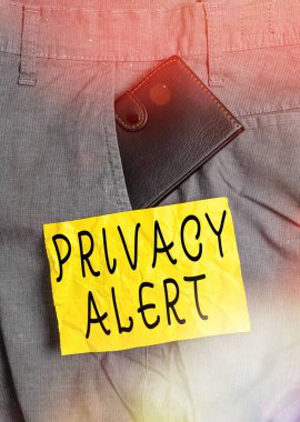 Kelime yazma gizlilik uyarısı. İş konsepti kullanıcıyı bilgilerinizi çalma riskine karşı uyarır küçük cüzdan erkek pantolonu ön cebinde nota kağıdı yanında.