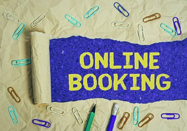 Çevrimiçi rezervasyonu gösteren kavramsal el yazısı. İş fotoğrafı metni tüketicilerin web sitesi üzerinden etkinlik için rezervasyon yapmalarına olanak sağlar.