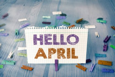 Hello April 'ı gösteren bir not yazıyorum. Nisan ayını karşılarken kullanılan bir karşılama ifadesini gösteren iş fotoğrafı.
