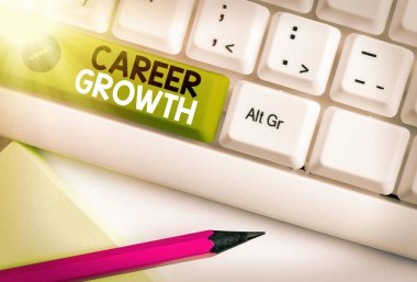 Kariyer Gelişimi 'ni gösteren bir not yazıyorum. Şirkette İş Fotoğrafları Geliştirme Arzuları Artırma Motivasyon İlerlemesi.