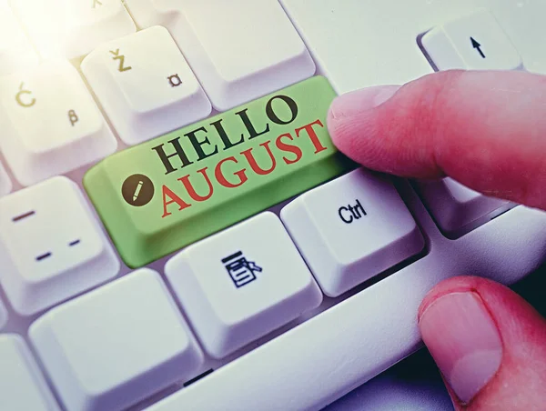 Escribir texto a mano Hola Agosto. Concepto que significa un saludo positivo para el mes de la temporada de verano . — Foto de Stock