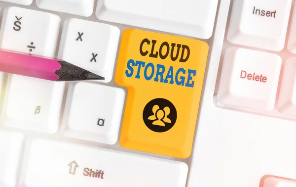 Escrita à mão texto escrevendo Cloud Storage. Conceito que significa que a computação conecta dispositivos aos dados da nuvem no armazenamento remoto . — Fotografia de Stock