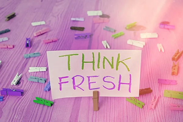 Texto de escritura de palabras Think Fresh. Concepto de negocio para una nueva perspectiva del pensamiento al producir ideas y conceptos . — Foto de Stock