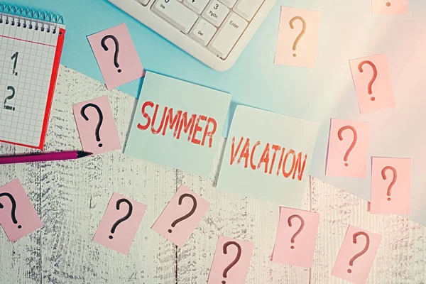 Tekst schrijven Zomervakantie. Zakelijk concept voor verschillende korte reizen die plaatsvinden in het heetste seizoen Schrijfgereedschap, computerspullen en rekenboekenvel bovenop houten tafel. — Stockfoto