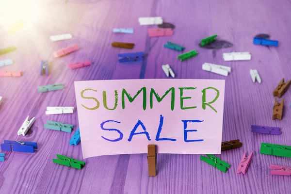 Word Γράφοντας κείμενο Summer Sale. Επιχειρηματική ιδέα για ένα ειδικό είδος έκπτωσης στα εμπορεύματα που επιβάλλονται κατά τη διάρκεια του καλοκαιριού. — Φωτογραφία Αρχείου