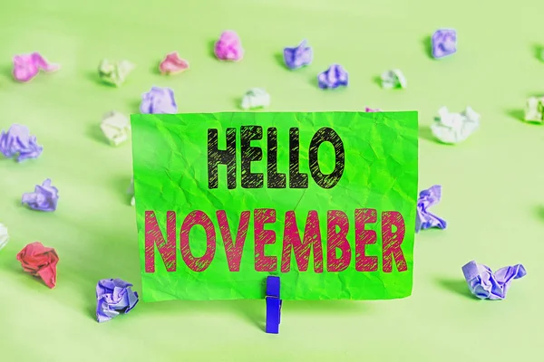 Nota de redação mostrando Olá Novembro. Foto de negócios mostrando saudação usada ao receber o décimo primeiro mês do ano . — Fotografia de Stock