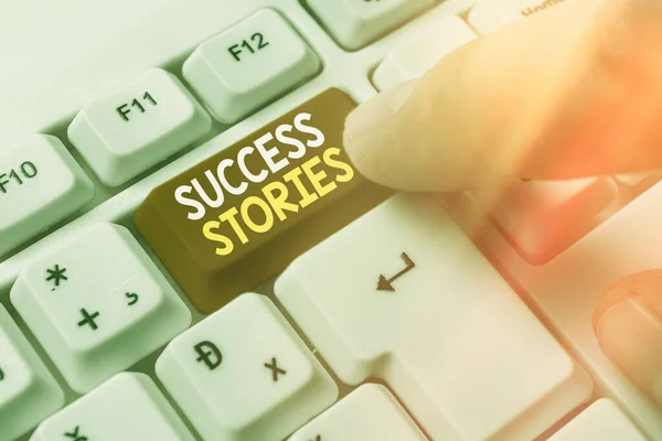 Escritura manual conceptual que muestra historias de éxito. Foto de negocios que muestra una crónica que muestra un gran éxito logrado por un individuo . —  Fotos de Stock