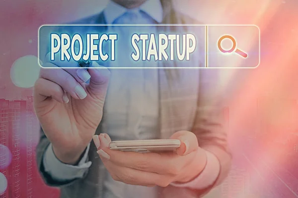 Notă de scriere care arată Project Startup. Fotografie de afaceri care prezintă oportunitatea inițială a unei companii tinere de a-și stabili planul . — Fotografie, imagine de stoc