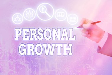 Kişisel gelişimi gösteren kavramsal el yazısı. İş fotoğrafı metni bir uzun vadeli sürecin gelişimini gösterir.