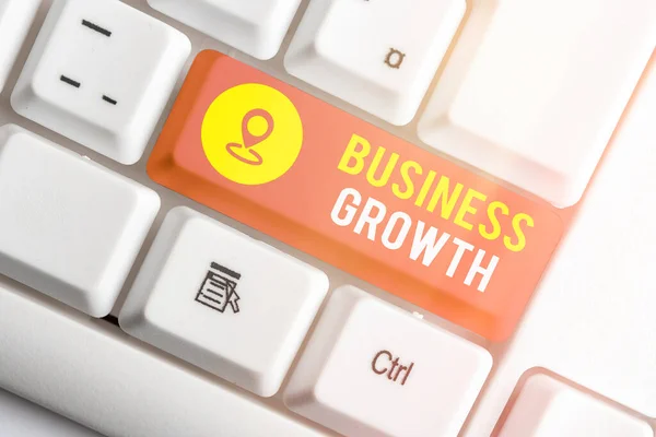 Nota de redação mostrando o crescimento do negócio. Foto de negócios mostrando uma fase de longo prazo em que a empresa se qualifica para expansão . — Fotografia de Stock