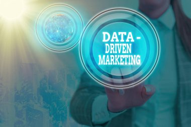 Veri güdümlü pazarlamayı gösteren metin işareti. Pazarlamacıların NASA tarafından desteklenen bu görüntünün elementlerini kavramsal fotoğraf süreci sayesinde kavramsal olarak kavramsal olarak kavrayış ve eğilimler kazanırlar..