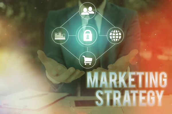 Escritura manual conceptual que muestra la estrategia de marketing. Foto de negocios mostrando plan de acción diseñado para promover y vender productos . — Foto de Stock