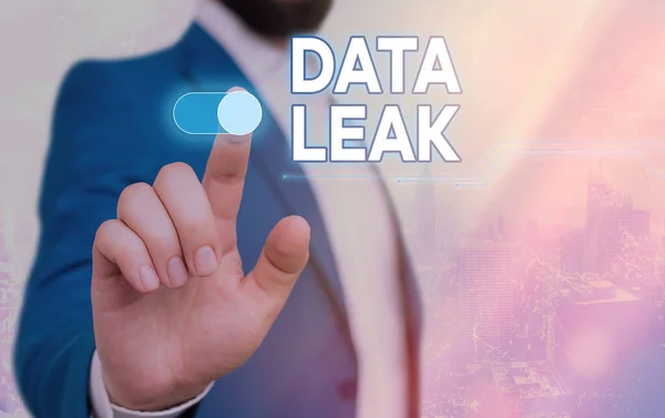 Texto de escritura a mano Data Leak. Concepto que significa que se ha liberado la transmisión ilegal de datos de una empresa externamente . —  Fotos de Stock