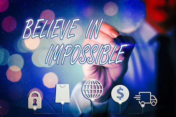 Schreibnotiz, die Believe In Impossible zeigt. Geschäftsfotos, die Motivation und Inspiration zeigen, dass Sie es schaffen können. — Stockfoto