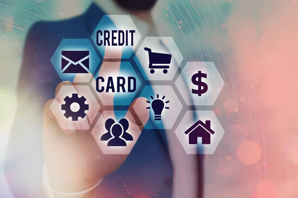 Γραπτό σημείωμα με πιστωτική κάρτα. Επαγγελματική φωτογραφία που δείχνει μια ηλεκτρονική και πλαστική μέθοδο πληρωμής για την αγορά αγαθών. — Φωτογραφία Αρχείου