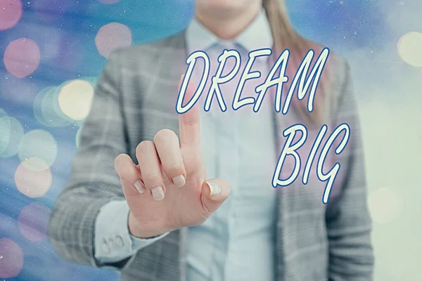 Handstilstext som skriver Dream Big. Begreppet betyder positiv attityd för att motivera sig själv att sträva efter och uppnå högre mål. — Stockfoto