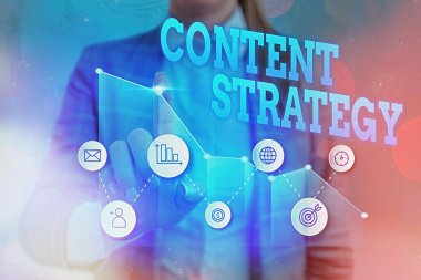 İçerik Stratejisini gösteren bir not yazıyorum. Önemli pazarlama yaklaşımları alıcı çekmek için dağıtıldı.