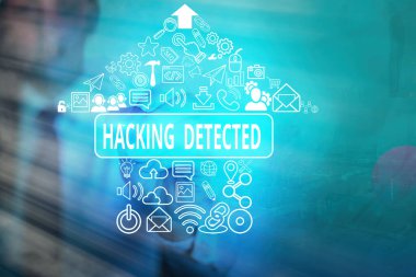 Hacking 'in tespit edildiğini gösteren not yazılıyor. İlişkileri tehlikeye atmaya çalışan iş fotoğrafları sergileniyor.