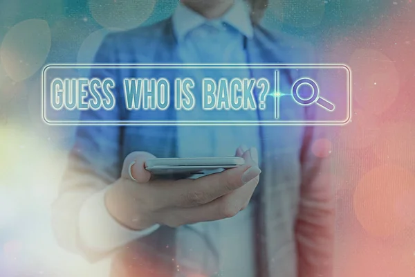 Textschild mit der Frage "Guess Who Is Back". Konzeptfoto Fragen an jemanden, der zurückkehrt Relaunch. — Stockfoto