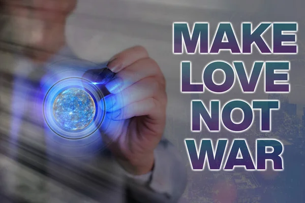 Текст "Занимайся любовью, а не войной". Деловая концепция антивоенного лозунга хиппи, поощряющего любовь и мир Элементы этого образа, предоставленного НАСА . — стоковое фото