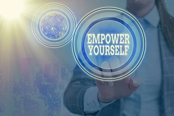 Textschild mit Empower Yourself. Konzeptfoto, das Ihnen die Macht gibt, Ihr eigenes Schicksal in die Hand zu nehmen. — Stockfoto