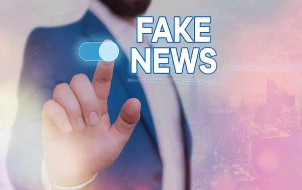 Χειρόγραφο κείμενο Fake News. Έννοια που σημαίνει ψευδές περιεχόμενο που δημοσιεύεται χωρίς αξιοπιστία για να εξαπατήσει τους αναγνώστες. — Φωτογραφία Αρχείου