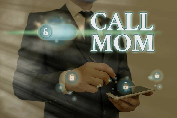 Señal de texto que muestra llamar a mamá. Foto conceptual Intentar comunicarse con la madre usando el teléfono inteligente . — Foto de Stock