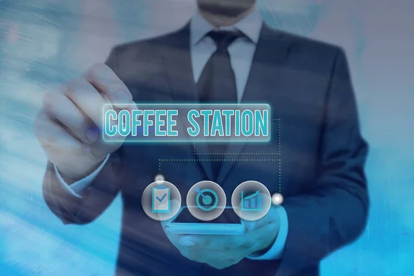 문자로 커피 스테이션을 쓴다. 일반적으로 뜨거운 음료를 제공하는 작고 격식없는 식당을 위한 사업 개념. — 스톡 사진
