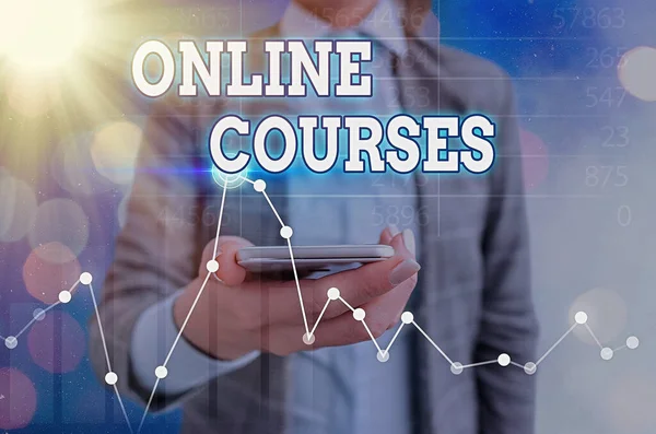 Szöveges tábla mutatja Online tanfolyamok. Koncepcionális fotó kereső oktatás folyik az interneten keresztül. — Stock Fotó