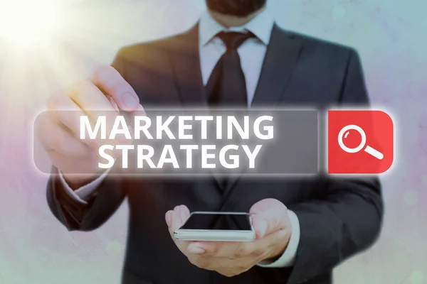 Texto manuscrito Estrategia de Marketing. Concepto que significa plan de acción diseñado para promover y vender productos . — Foto de Stock