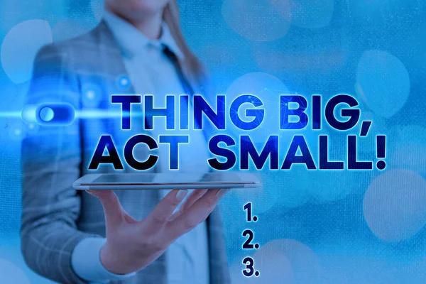 Tekstbord met Ding Big, Act Small. Conceptuele foto Begint op korte termijn om een levenslange doelen te bereiken. — Stockfoto