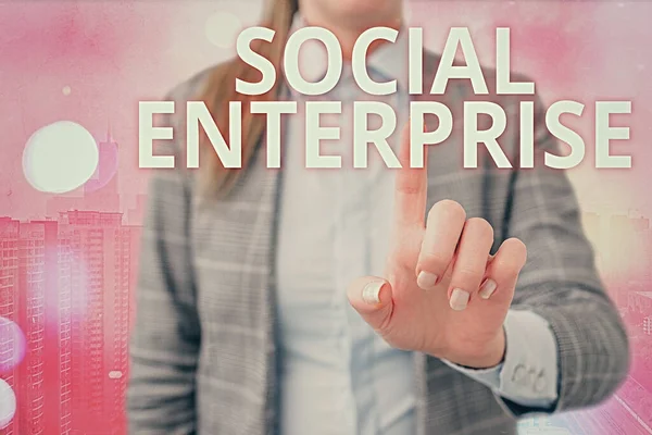 Redacción de texto a mano Social Enterprise. Concepto significado Es una empresa que tiene objetivos civiles específicos . — Foto de Stock