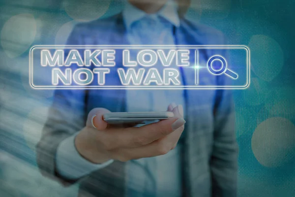 Sinal de texto mostrando Make Love Not War. Foto conceitual Um slogan hippie anti-guerra encorajando amor e paz . — Fotografia de Stock