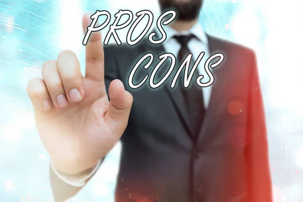 Pros Cons 를 보여 주는 필기 노트. 상품을 조사하는 동안 관찰 된 사업 사진은 장점 과 단점을 보여 주고 있다. — 스톡 사진