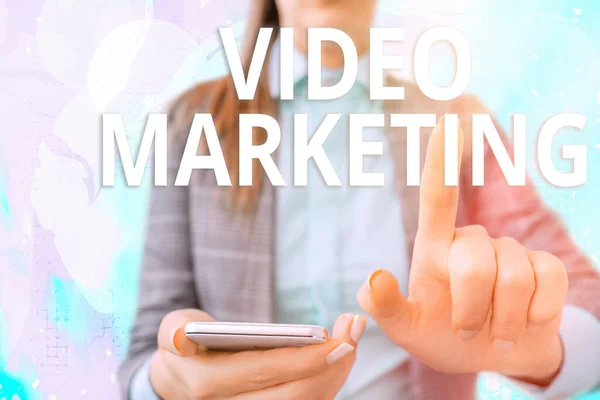 비디오 마케팅을 문서화하는 것. 제품이나 서비스를 홍보하고 판매하기 위해 동영상을 사용하는 것을 의미 합니다. — 스톡 사진