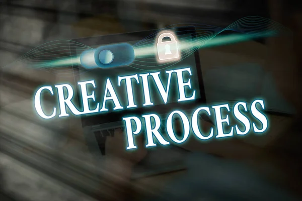 クリエイティブ・プロセスを示すメモを書く。アイデアと価値ある創造性をつなぐビジネス写真. — ストック写真