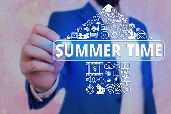 Scrivere testi a mano Summer Time. Concetto che significa la stagione più calda dell'anno caratterizzata da notti brevi . — Foto Stock