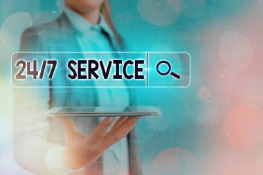 Mesaj işareti 24-7 Servisi gösteriyor. Kavramsal fotoğraf her zaman mevcut olan bir yardımı sağlıyor..