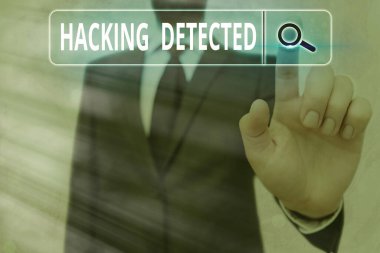 Hacking 'in tespit edildiğini gösteren not yazılıyor. İlişkileri tehlikeye atmaya çalışan iş fotoğrafları sergileniyor.