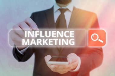 El yazısı metni Pazarlama Etkisi. Onaylamaları içeren sosyal medya ticaretinin anlamı kavramı.